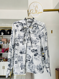 Blusa Karl Lagerfeld blanca con estampado de París y lazo