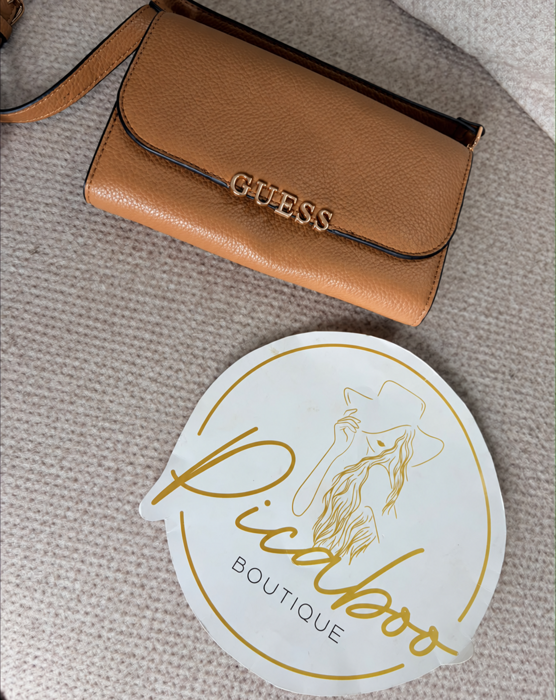Bolsa crossbody Guess camel con logotipo dorado