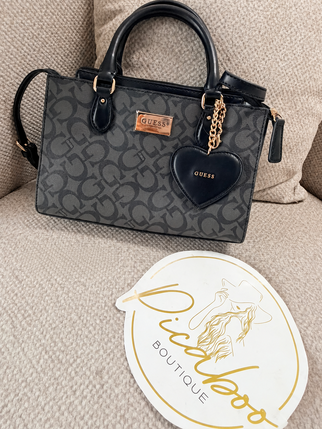 Bolsa Guess negra y gris con monograma y corazón