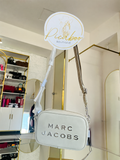 Bolsa Marc Jacobs blanca con letras plateadas