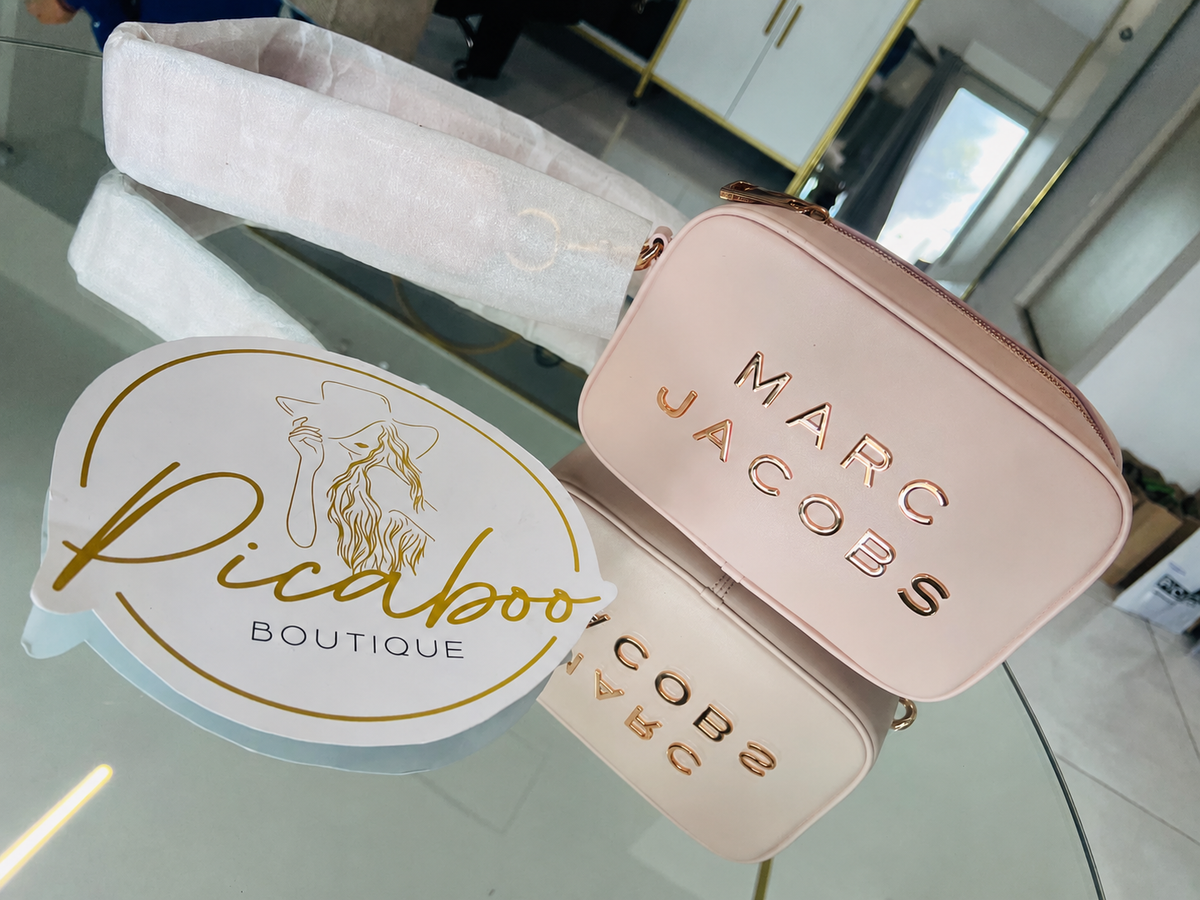Bolsa Marc Jacobs rosa con letras doradas
