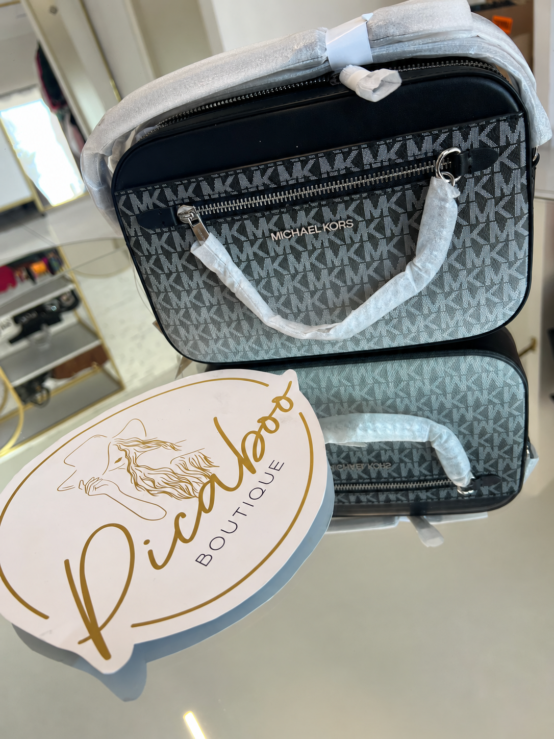 Bolsa Michael Kors gris y negra con monograma