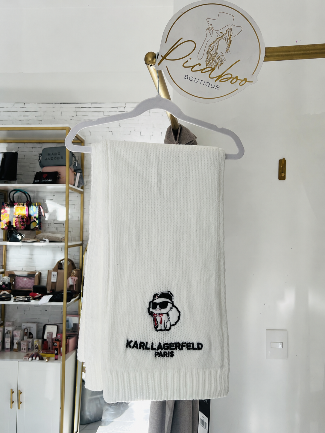 Bufanda blanca Karl Lagerfeld Paris con Choupette