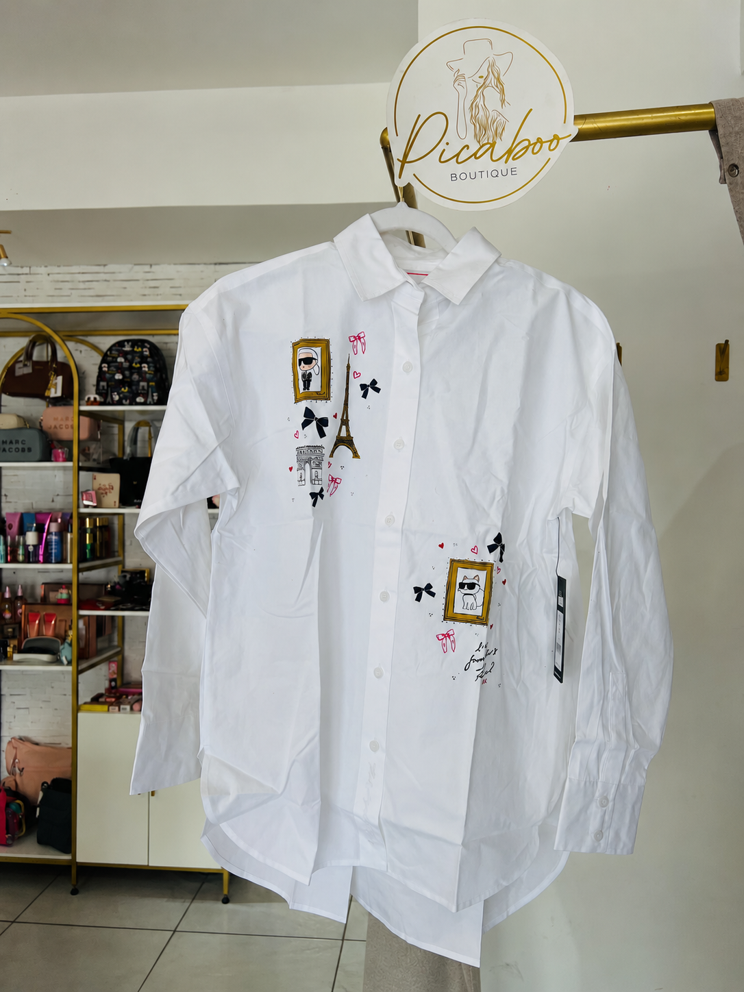 Camisa Karl Lagerfeld blanca París y Choupette de corte amplio