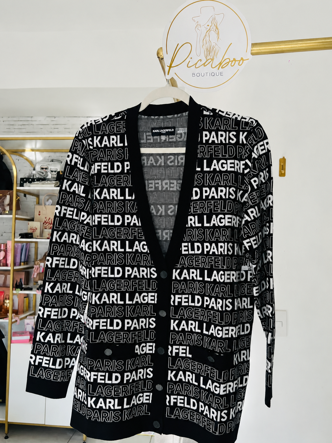 Cárdigan Karl Lagerfeld negro con letras blancas