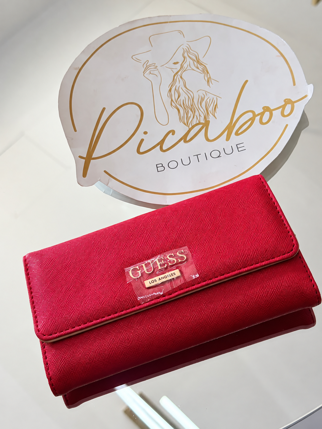 Cartera Guess roja texturizada con solapa