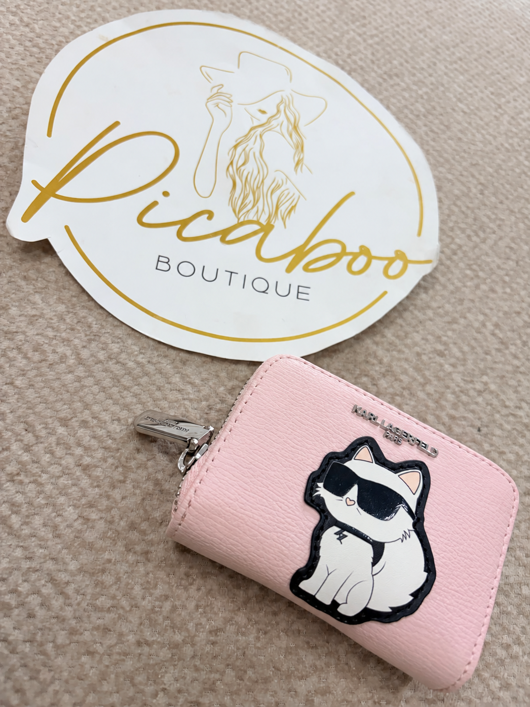 Cartera compacta Karl Lagerfeld rosa con aplique Choupette