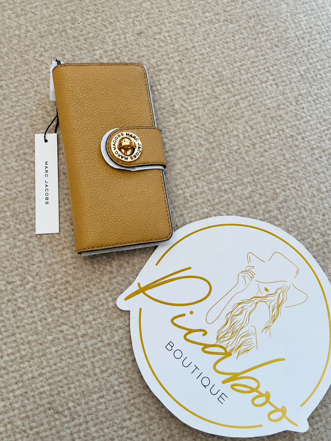 Cartera Marc Jacobs beige con broche dorado