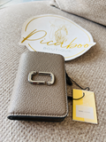 Cartera Marc Jacobs taupe con herraje plateado