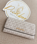 Cartera Michael Kors monograma beige con logotipo dorado