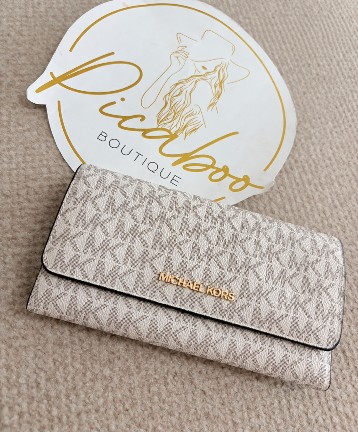 Cartera Michael Kors monograma beige con logotipo dorado