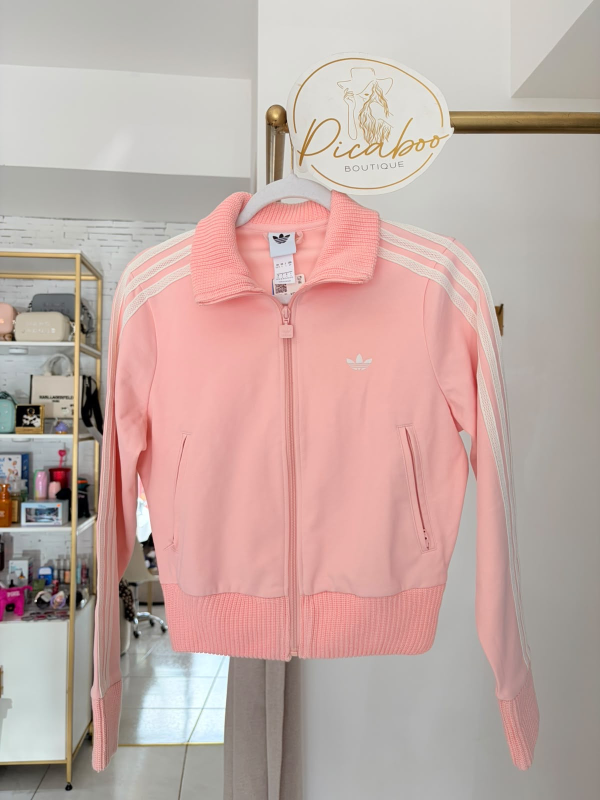 Chamarra Adidas rosa con franjas blancas, talla S