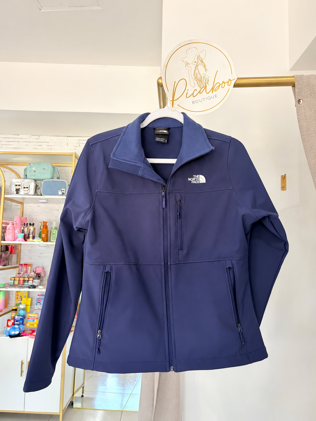 Chamarra The North Face azul con cierre y bolsillos
