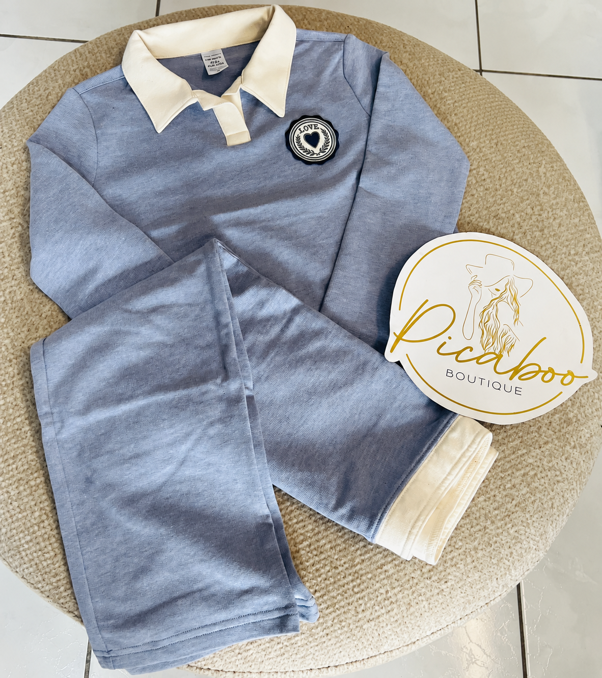 Conjunto Carter’s azul gris con cuello crema y parche Love para niña