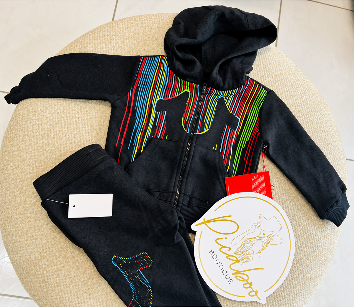 Conjunto True Religion negro con detalles de colores para niño