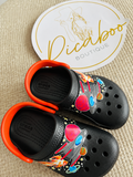 Crocs negros con diseño espacial y correa naranja — Número 15.5