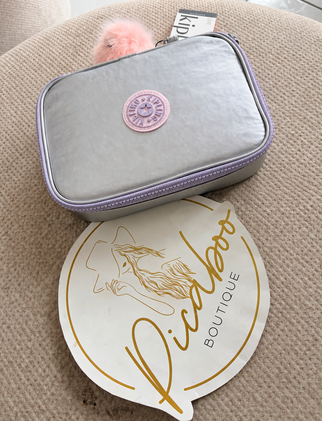 Estuche Kipling gris con detalles lila