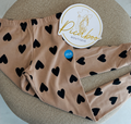 Leggings beige con corazones negros para niña