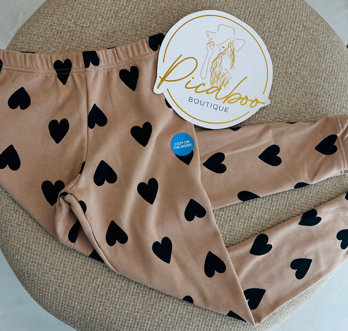 Leggings beige con corazones negros para niña