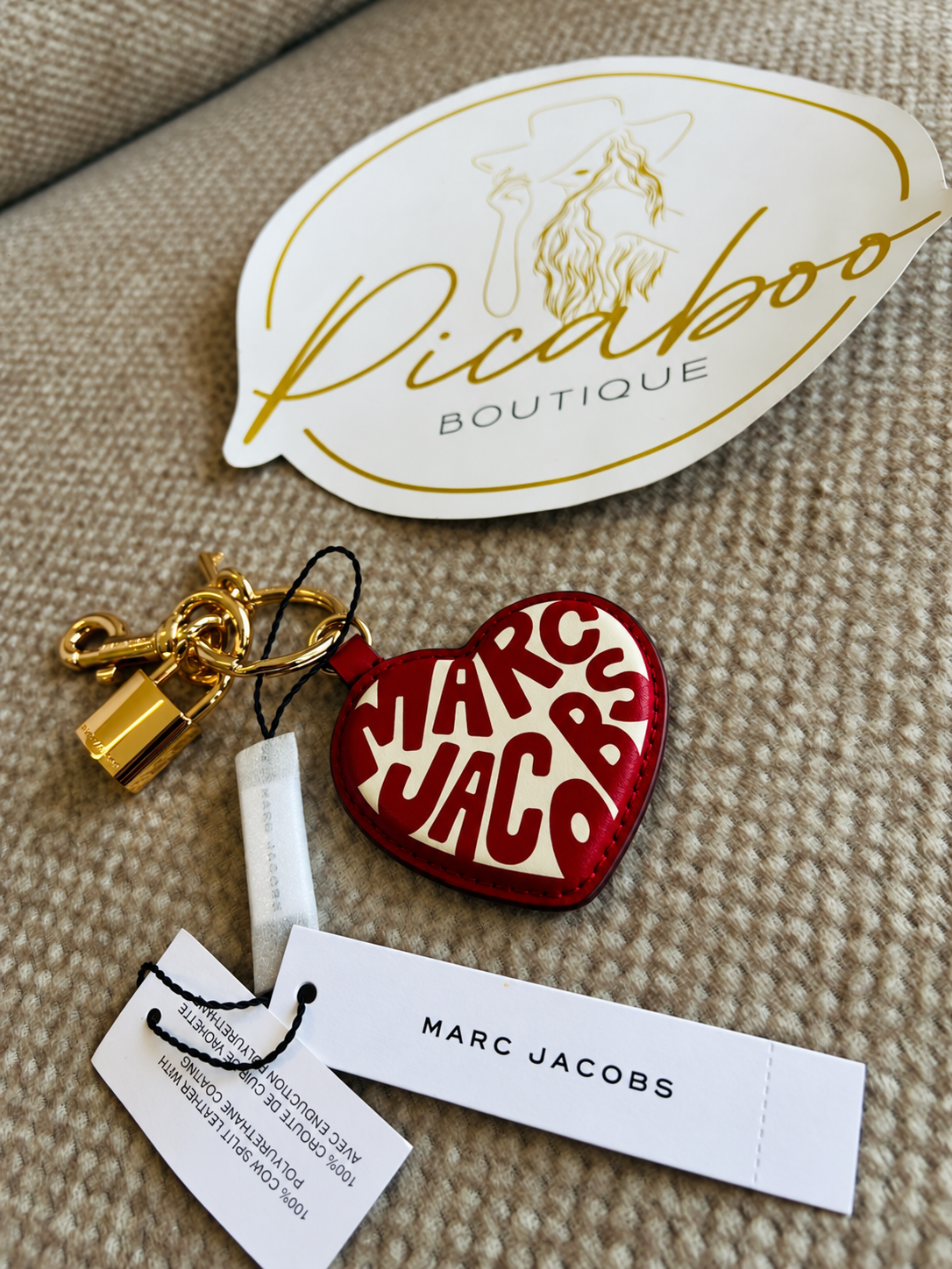 Llavero Marc Jacobs de corazón rojo con letras crema y herrajes dorados
