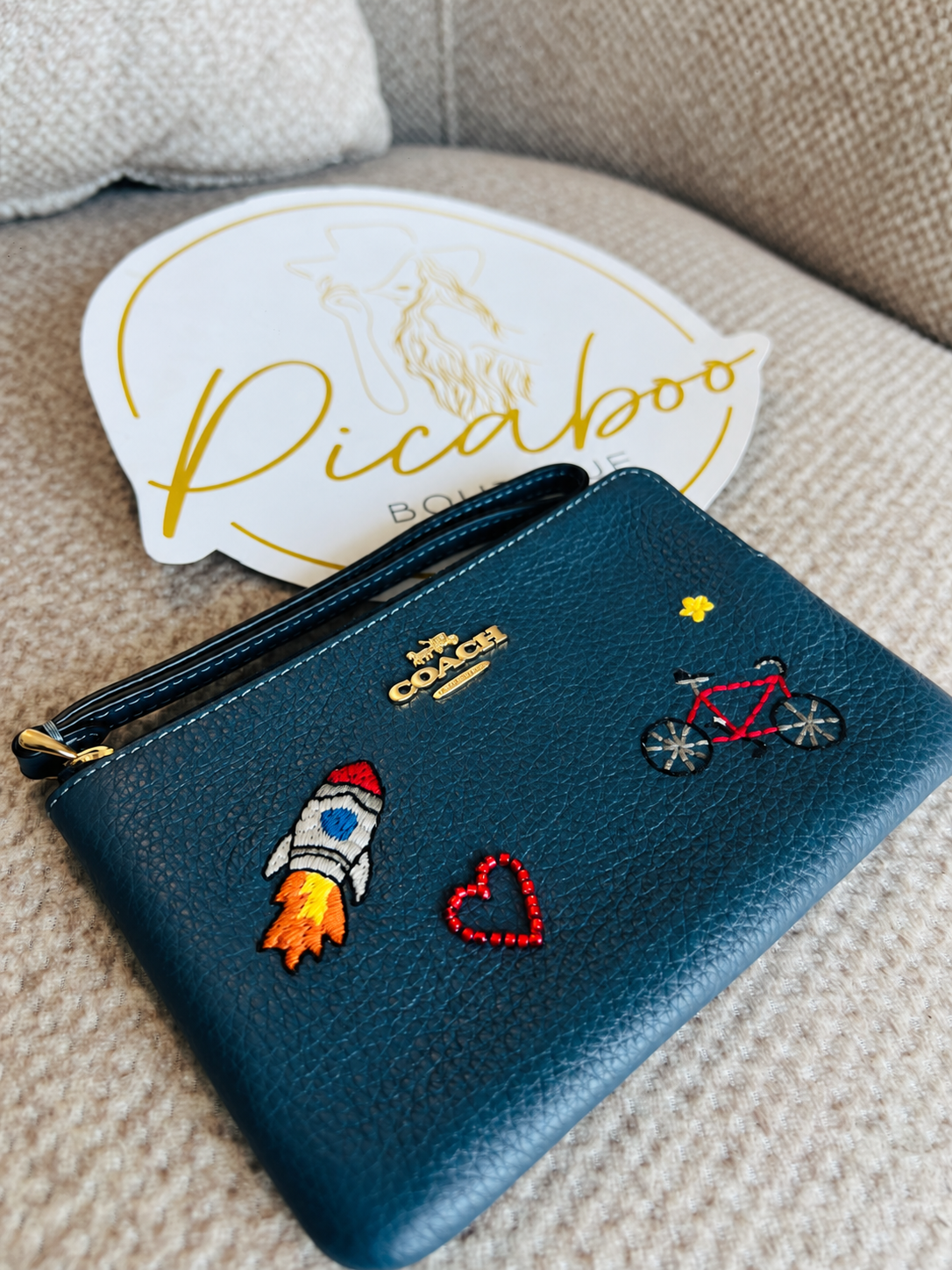 Muñequera Coach azul con bordados