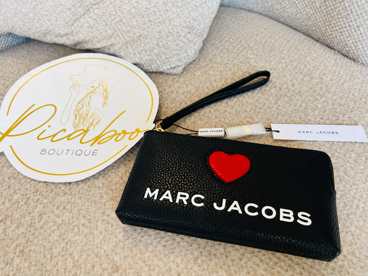 Muñequera Marc Jacobs negra con corazón rojo