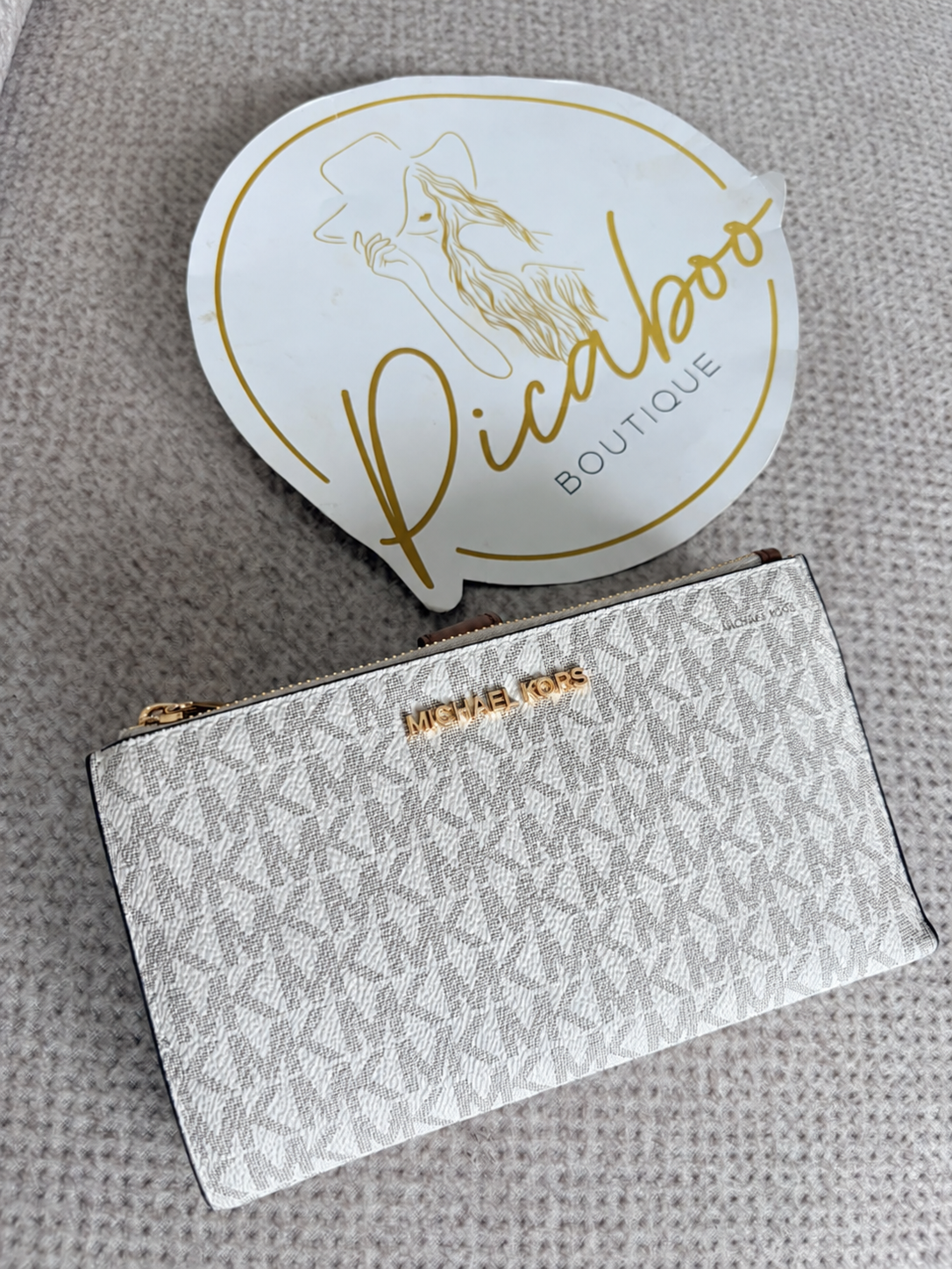 Muñequera Michael Kors monograma beige con cierre