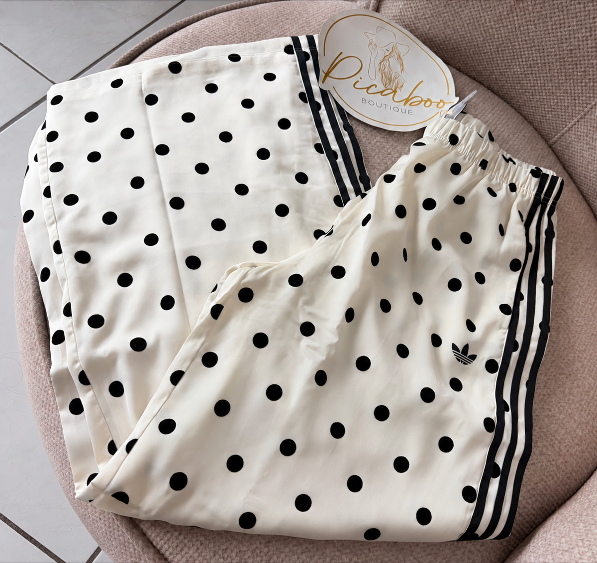 Pantalón Adidas blanco con lunares negros