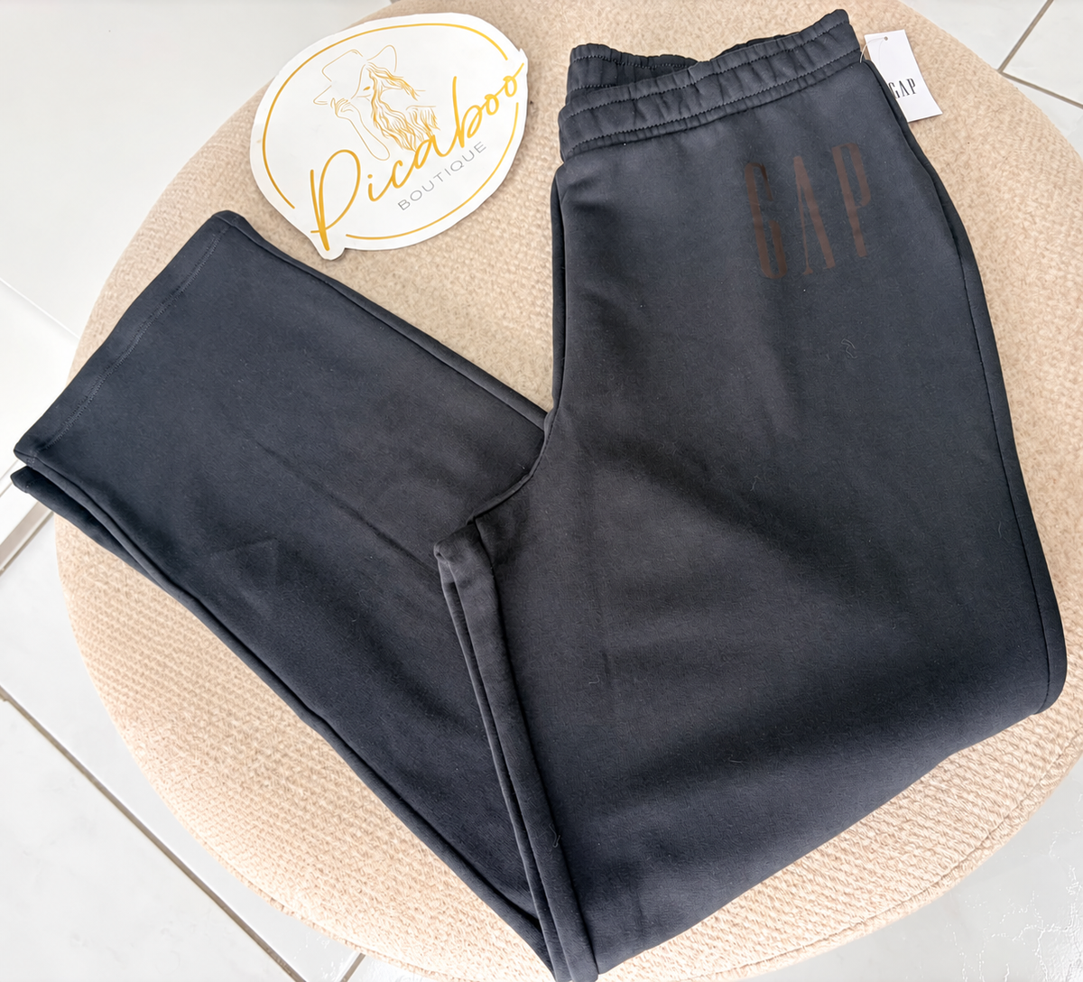 Pantalón GAP gris oscuro con logotipo tonal