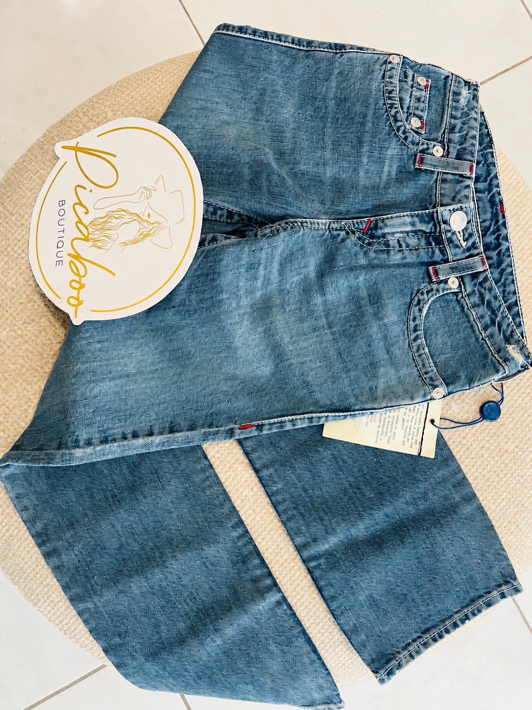 Pantalón de mezclilla azul con detalles rojos para niño