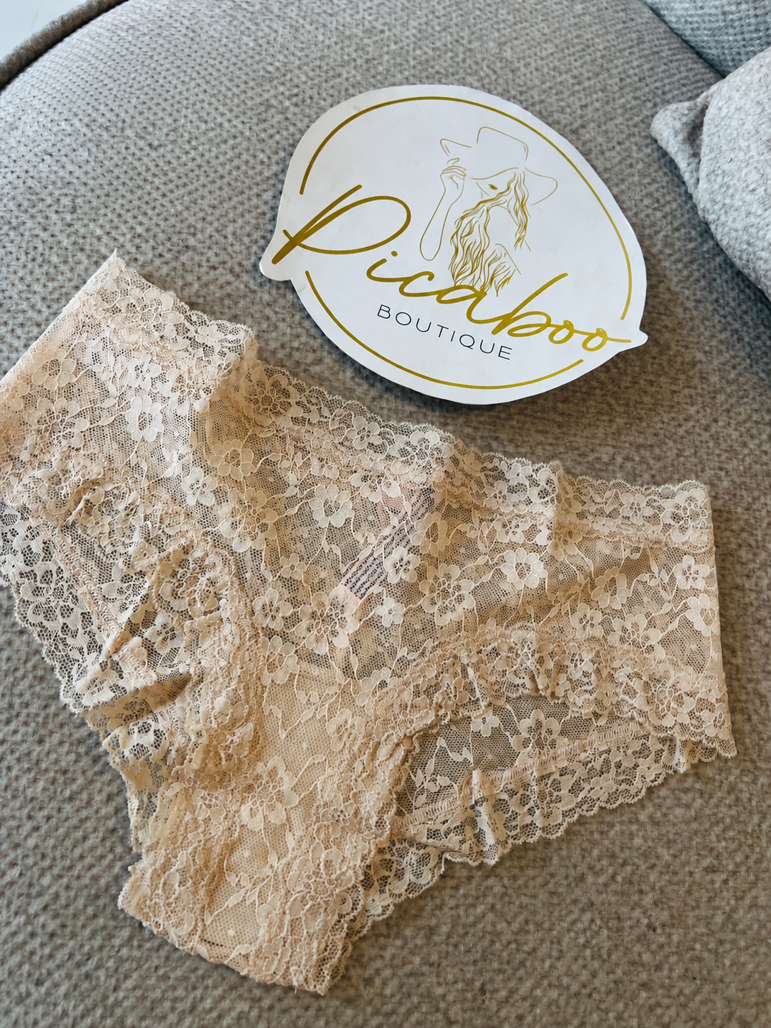 Panty de encaje floral beige