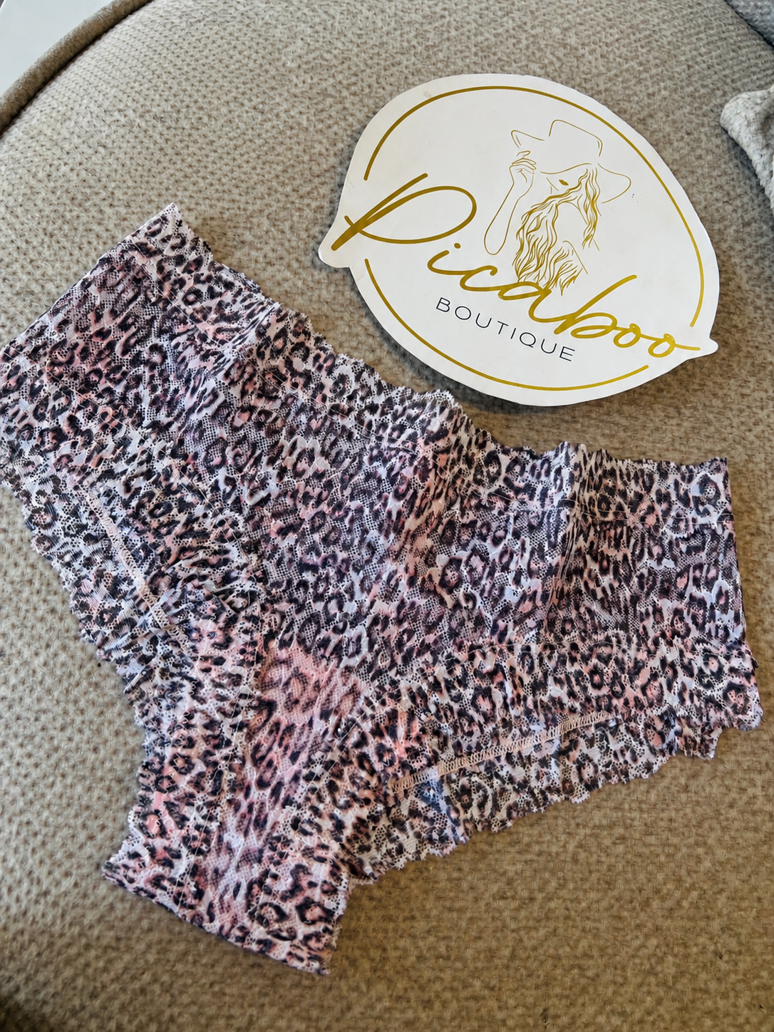 Panty de encaje con estampado de leopardo