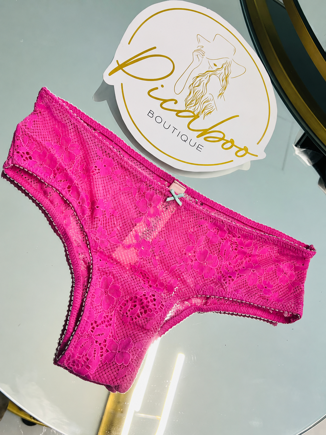 Panty rosa de encaje floral con lazo