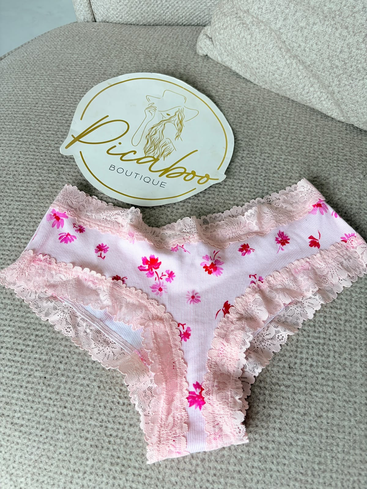 Panty rosa floral con bordes de encaje