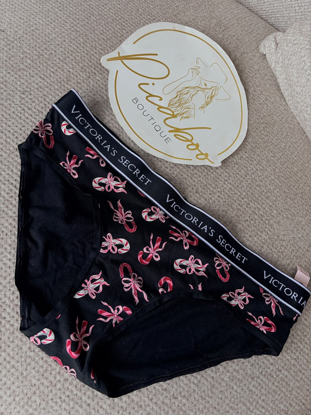 Panty Victoria’s Secret negra con bastones y moños