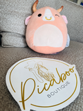 Peluche de toro rosa con cuernos y pancita blanca