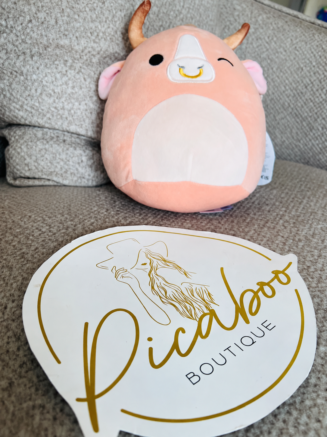 Peluche de toro rosa con cuernos y pancita blanca