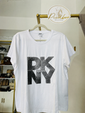 Playera DKNY blanca con logotipo brillante