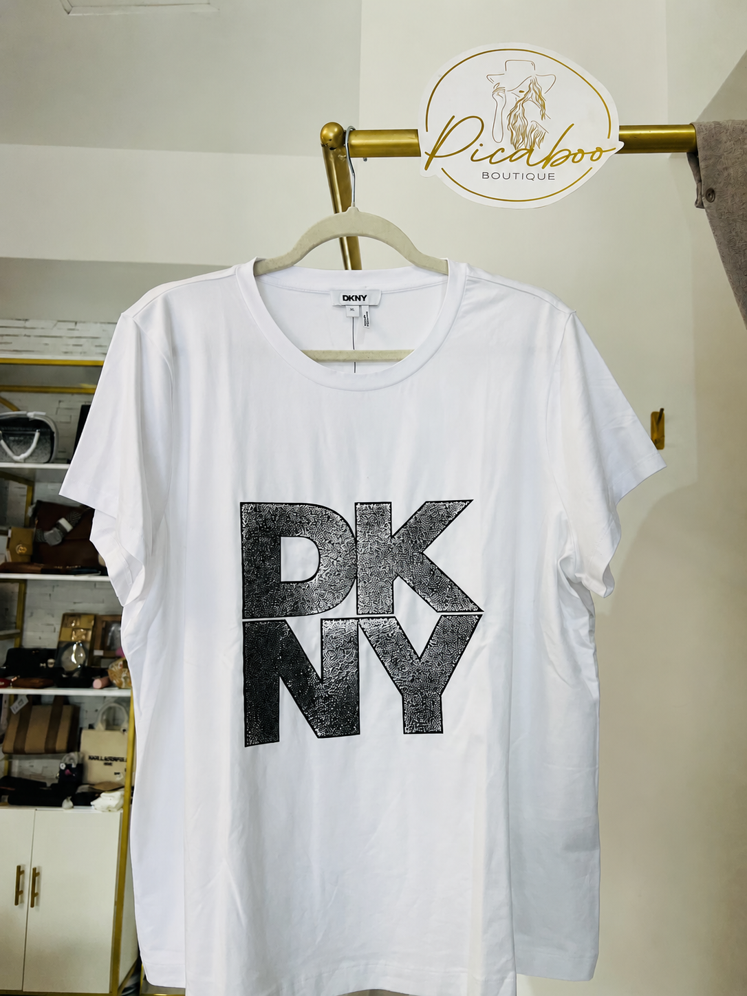 Playera DKNY blanca con logotipo brillante