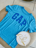 Playera GAP turquesa con letras azules para niño