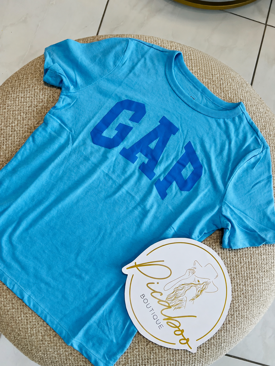 Playera GAP turquesa con letras azules para niño