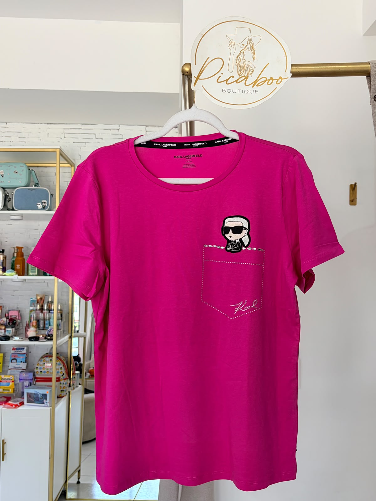 Playera Karl Lagerfeld fucsia con personaje y bolsillo decorado