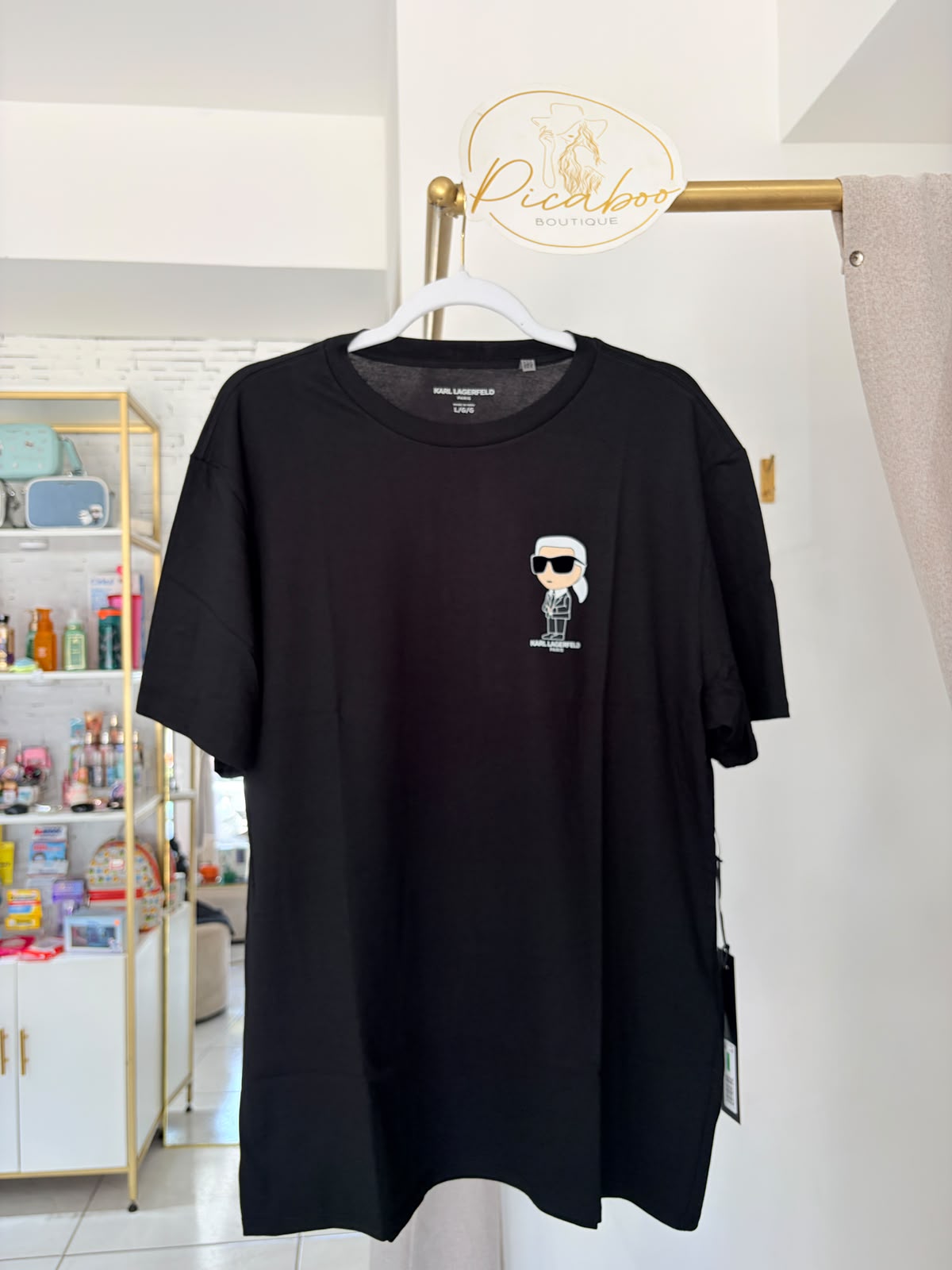 Playera Karl Lagerfeld negra con personaje sin recuadro, talla L