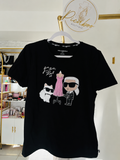 Playera Karl Lagerfeld negra con Karl, Choupette y vestido rosa