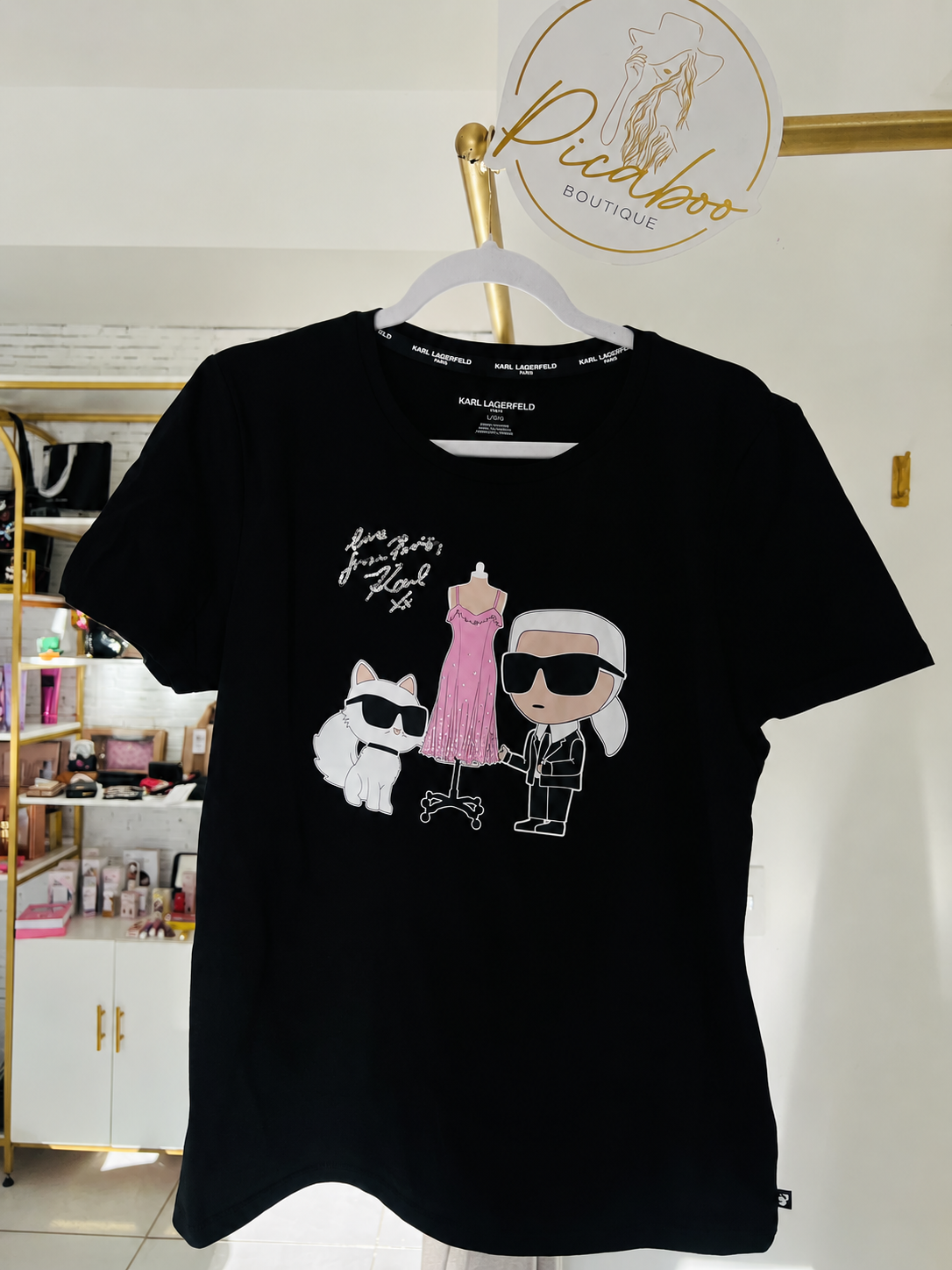 Playera Karl Lagerfeld negra con Karl, Choupette y vestido rosa