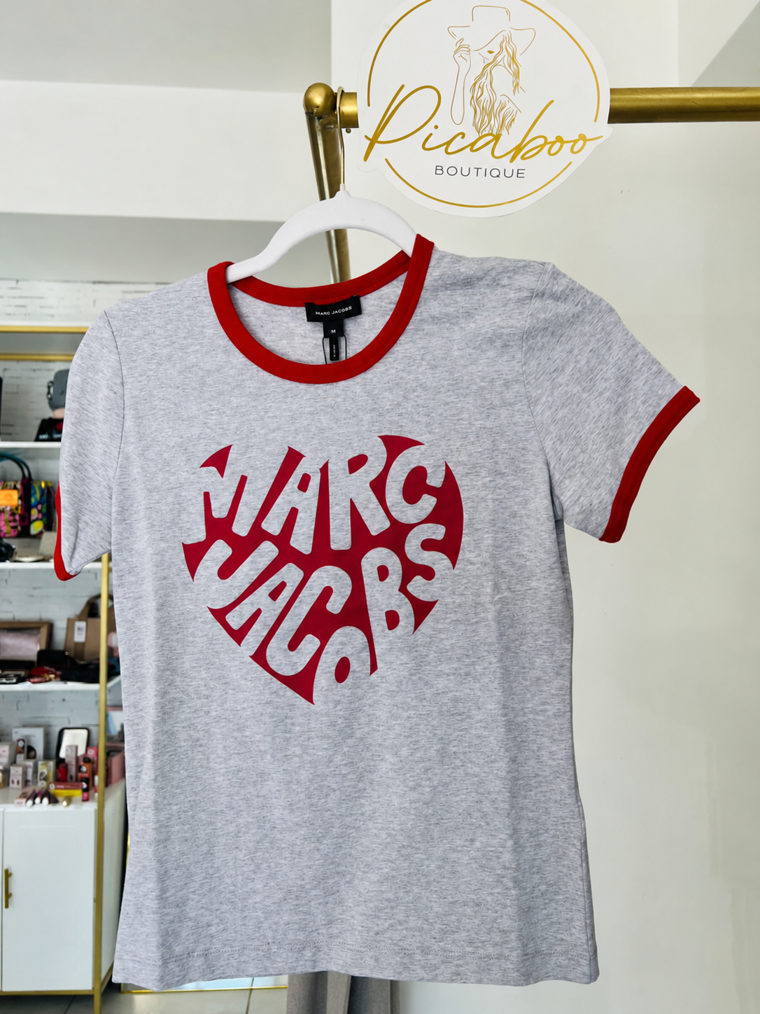 Playera Marc Jacobs gris con corazón y ribetes rojos