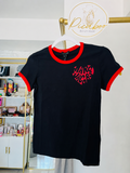 Playera Marc Jacobs negra con detalles rojos