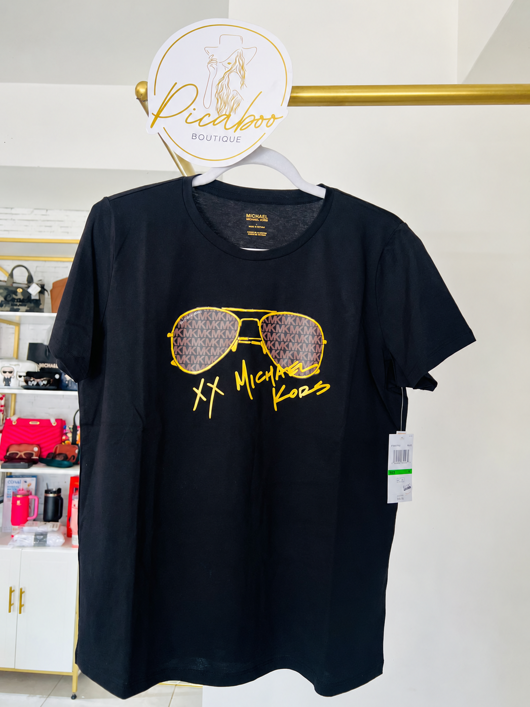 Playera Michael Kors negra con lentes de sol