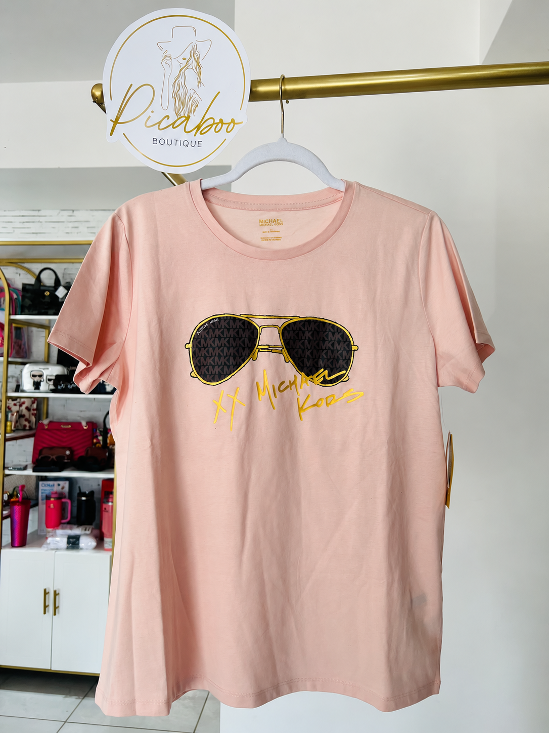 Playera Michael Kors rosa con lentes de sol