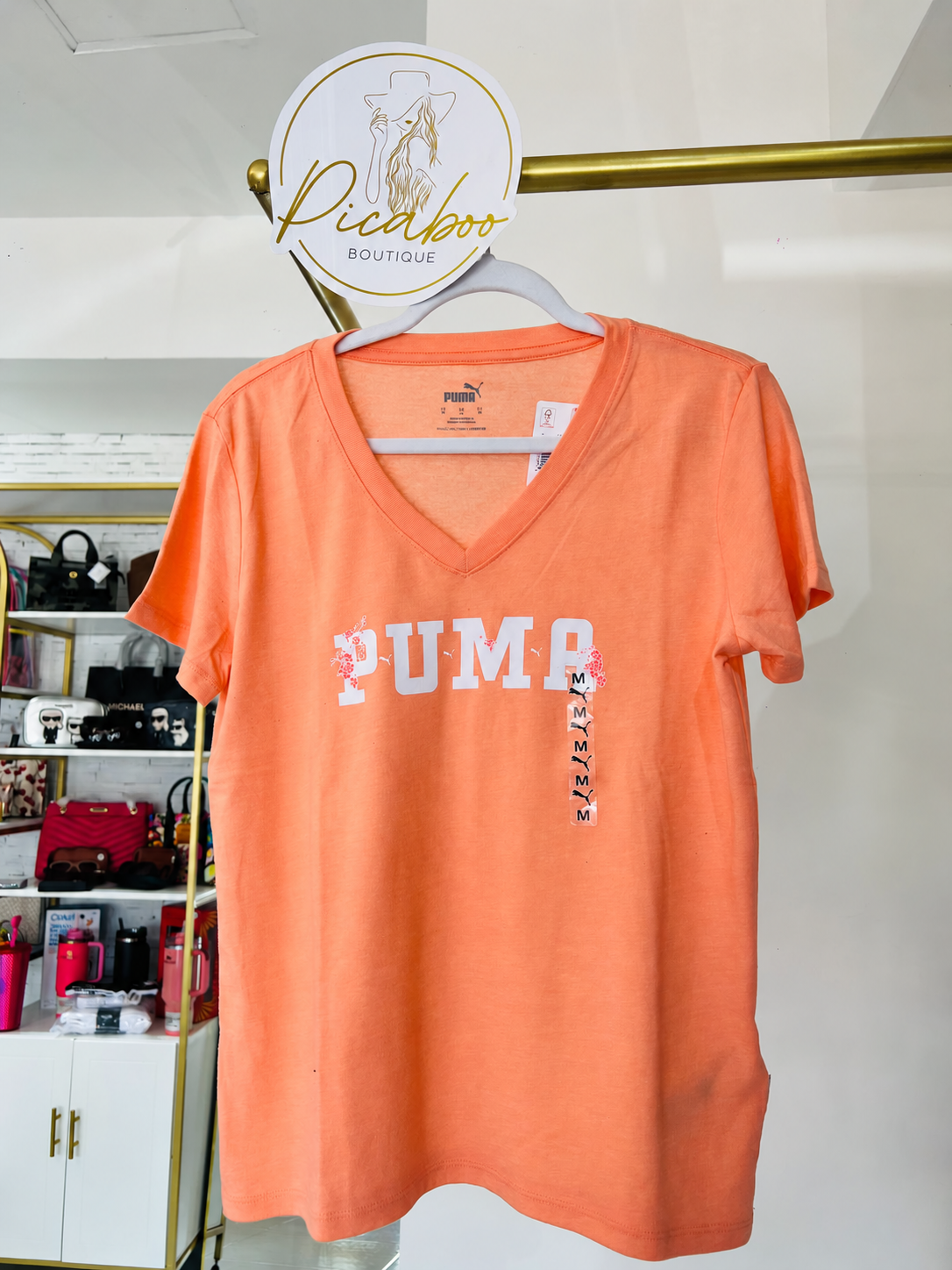 Playera Puma coral de cuello en V con logotipo floral